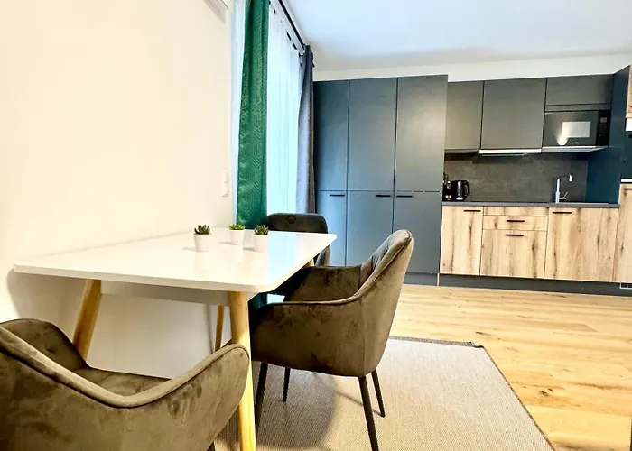 Mit Balkon Und Parkplatz Апартаменти